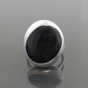 Moderne zwarte steen Ring, Sterling Silver ring bezet met Echte Onyx edelsteen in een uniek modern vormgevingsontwerp
