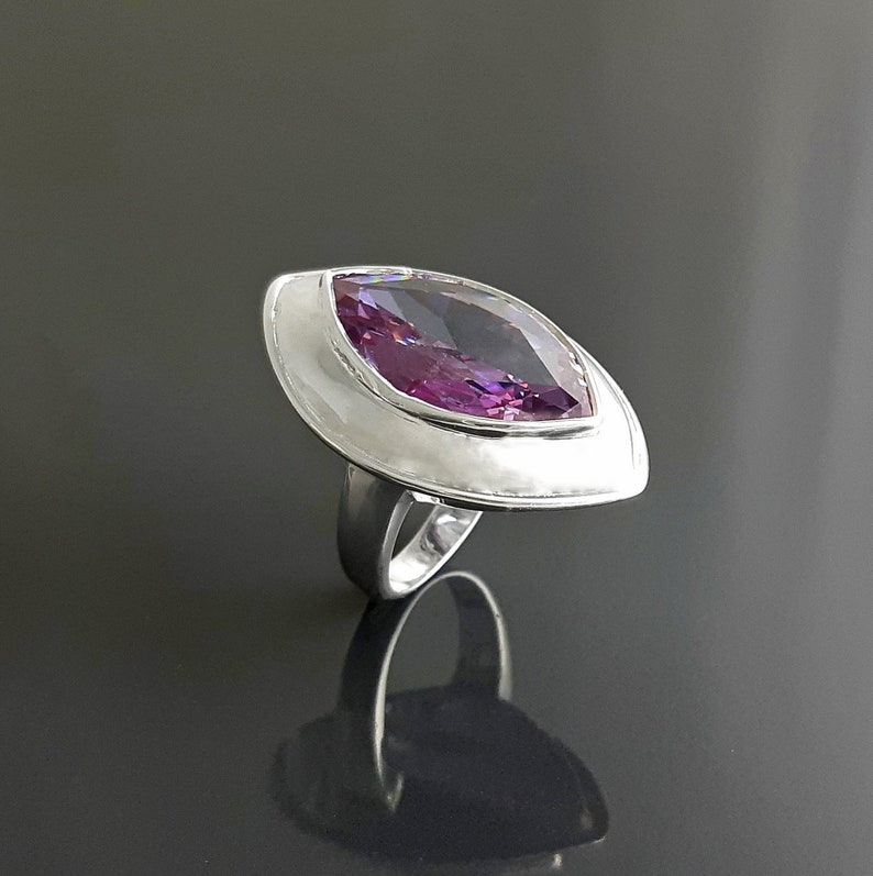 Grande Bague Argent, Pierre Brillante, Bague Fantaisie Argent, Bague Femme 925, Lavande Cz, Bague Moderne, Bague Argent pour Soirée. image 2