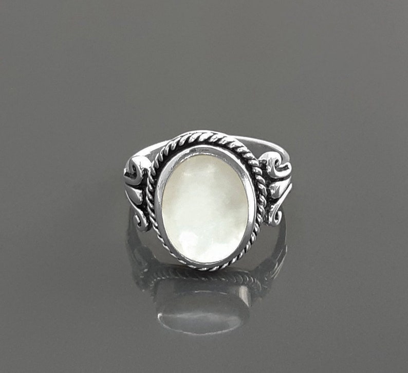 Bague Nacre Hipster, Argent 925, Nacre perlière Véritable, Bijou Unisexe Vintage, Pierre Blanche Ovale, Bague Baroque, Bords Travaillés image 2