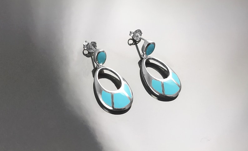 Turkoshängenörhängen, Sterlingsilver, Oval mandelformad blå sten, Geometriska droppstensörhängen, Moderna smycken, Dingla örhängen bild 4