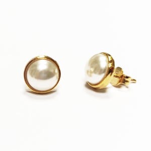 Aretes clásicos de perla • Engaste minimalista de bisel redondo bañado en oro de 18 quilates • Joyas elegantes y atemporales con diseño de perla de concha para uso diario