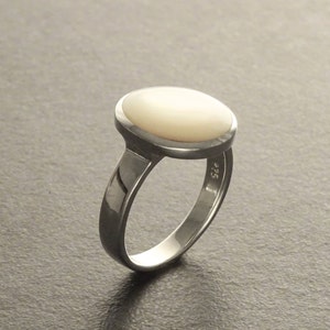 White MOP Ring - Sterling Silver 925 - Mother of Pearl - Boho Ring - white Ring - shell Round - Small Ring - Boho jewelry - Genuine MOP.