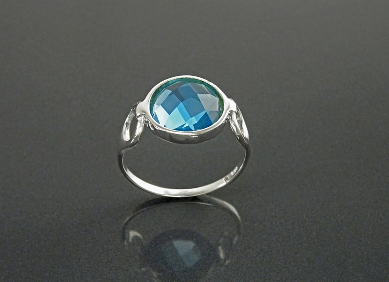 Bague fine pierre synthétique ronde bleue ciel