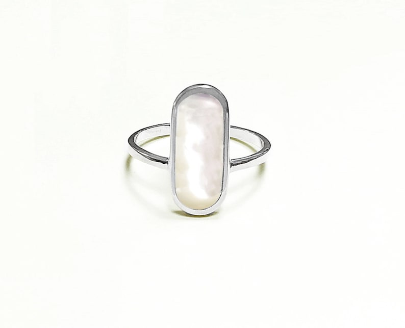 Bague Nacre Ovale Plate Argent 925, véritable Nacre Perlière ovale reflets irisés, bijoux pour tous les jours, style minimaliste moderne image 1