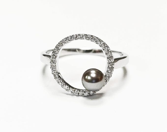 Modern Circle Black Pearl Ring • Minimalist Sterling Silver Band with Zirconia Halo • Chic Statement Shell Pearl Jewelry • Gift for Women