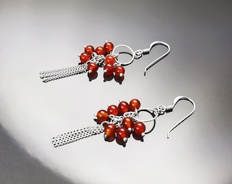 boucles d'oreilles pendantes rouge, argent 925, boucles boules rouges pendantes, pierre cornaline, crochets modernes chaînes, bijoux femme