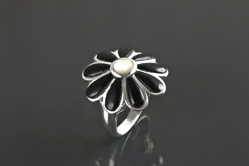 Bague marguerite noire, argent 925, pétales en nacre blanche et onyx noir, bague fleur, Anneau Floral, bijoux nature image 3