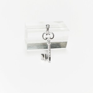 Ciondolo CHIAVE - Argento Sterling - CHIAVE dell'amore - Piccolo gioiello, Ciondolo promessa d'amore, Ciondolo chiave in argento, Ciondolo chiave minuscolo in argento immagine 3