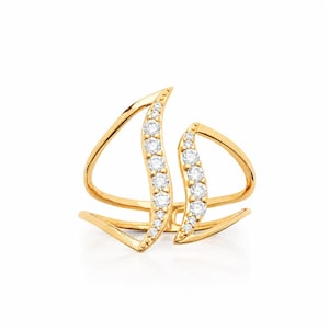 Op de afbeelding: Een goudkleurige ring met een uniek ontwerp. De ring heeft twee gebogen, golfachtige structuren, elk versierd met een rij kleine, sprankelende, heldere stenen. De ring heeft een modern, open ontwerp.