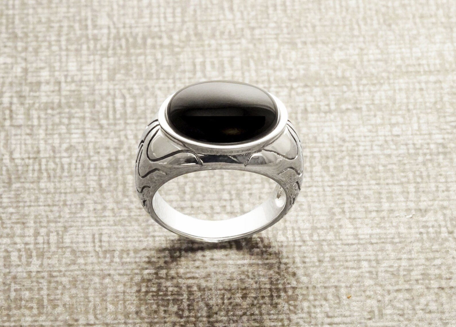 bague en argent massif, cabochon d'onyx entouré de