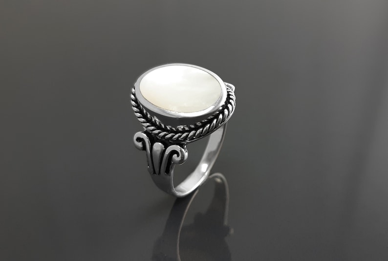 Bague Nacre Hipster, Argent 925, Nacre perlière Véritable, Bijou Unisexe Vintage, Pierre Blanche Ovale, Bague Baroque, Bords Travaillés image 3