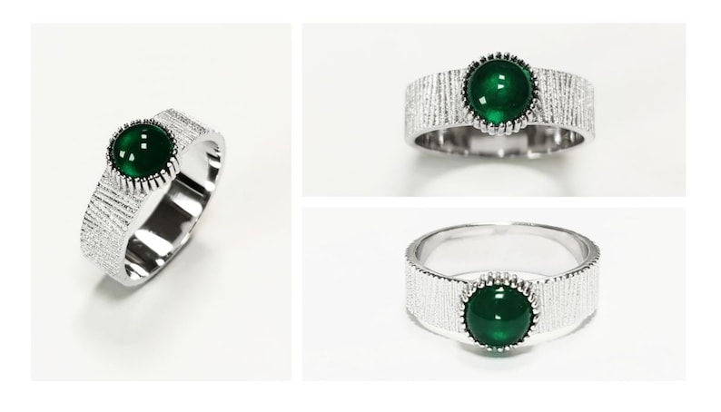 Puede incluir: Un anillo de plata con una banda texturizada y una piedra preciosa verde engastada en un engaste de plata.