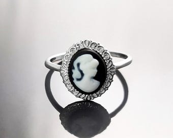 Anel com camafeu em prata de lei com pedra oval de resina preta e branca - retrato de rosto feminino - aro vintage - joia vitoriana para presente.
