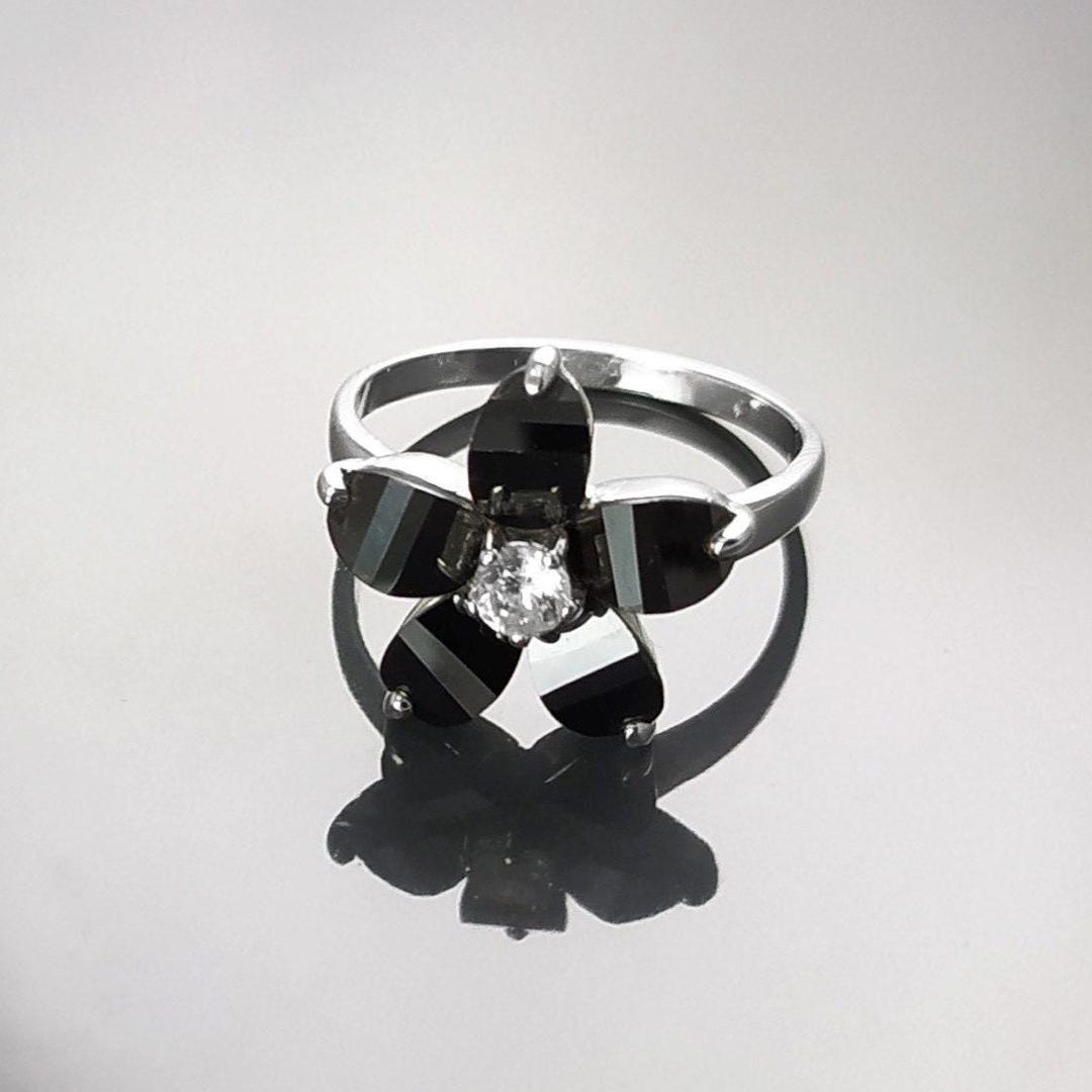 Bague En Argent Massif - Motif Fleur Avec Zirconiums Noirs Et Blancs - Taille 58 - Occasion