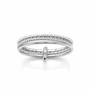 Puede incluir: Un anillo de tono plateado con un diseño de tres bandas. La banda superior tiene una textura de cuentas, la banda central un patrón de cuerda trenzada y la banda inferior es un alambre de metal liso. Las tres bandas están unidas por una barra.