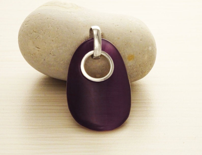 Pendentif pierre violette, bijou moderne argent 925, avec pierre ovale oeil de chat couleur améthyste mauve forme, cadeau femme image 1