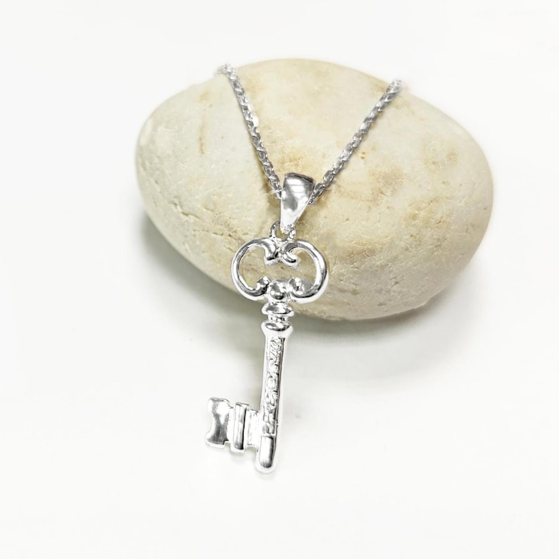 Ciondolo CHIAVE - Argento Sterling - CHIAVE dell'amore - Piccolo gioiello, Ciondolo promessa d'amore, Ciondolo chiave in argento, Ciondolo chiave minuscolo in argento immagine 1