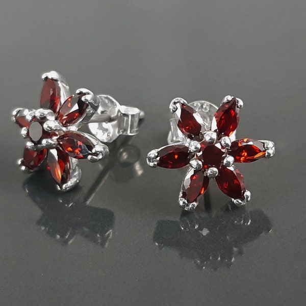 Boucles d'oreilles oeillet rouge, fleurs délicates en argent 925, zirconia couleur grenat, petits bijoux floraux, cadeau pour elle