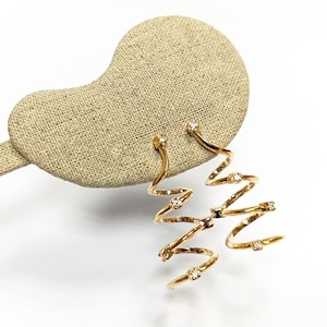 Orecchini pendenti a spirale placcati in oro 18 carati con pietre CZ taglio diamante incastonate, orecchini pendenti a spirale lunga e a spirale lunga dorati.