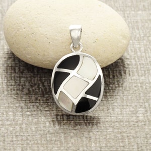 Pendentif bicolore onyx, argent 925, mosaïque ovale de pierres noires et nacre blanche, bijou pierre noir géométrique modernes à carreaux image 1