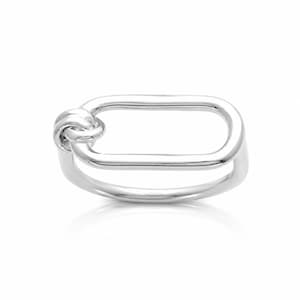 Könnte beinhalten: Ein polierter Ring in Silberoptik mit einem glatten, länglichen ovalen Banddesign. Eine Seite des Ovals ist geschlungen und verknotet, wodurch eine durchgehende, miteinander verbundene Metallstruktur mit einer reflektierenden, glänzenden Oberfläche entsteht.