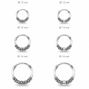 Può includere: Una collezione di orecchini a cerchio in argento di varie dimensioni, da 12 mm a 18 mm di diametro. Ogni orecchino presenta un design dettagliato. L'immagine è etichettata con le dimensioni e le lettere A e B.