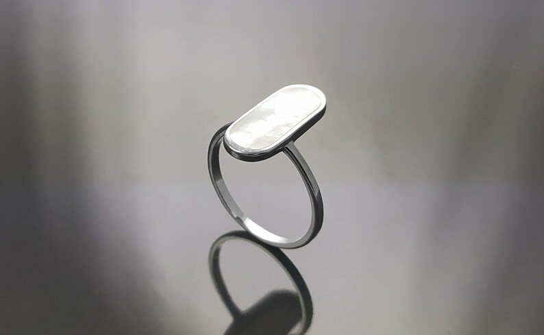 Bague Nacre Ovale Plate Argent 925, véritable Nacre Perlière ovale reflets irisés, bijoux pour tous les jours, style minimaliste moderne image 7