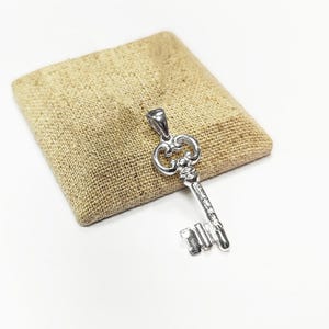 Ciondolo CHIAVE - Argento Sterling - CHIAVE dell'amore - Piccolo gioiello, Ciondolo promessa d'amore, Ciondolo chiave in argento, Ciondolo chiave minuscolo in argento immagine 6