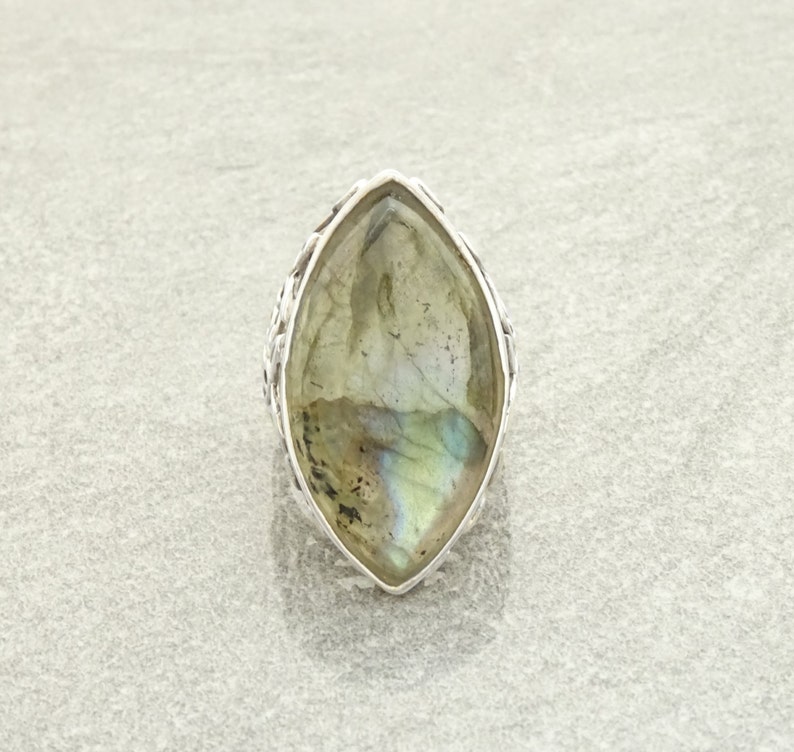 Bague Labradorite Argent 925 Filigrane Fleur Bague délicatement ouvragée et sertie d'une Labradorite Amande Bijoux Boho. Bague Boho. image 3