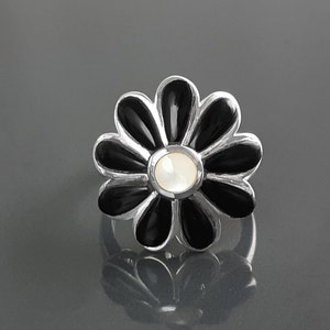 Bague marguerite noire, argent 925, pétales en nacre blanche et onyx noir, bague fleur, Anneau Floral, bijoux nature image 2