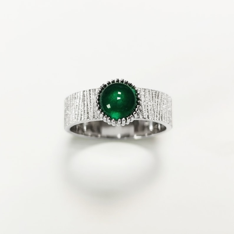 Bague Anneau avec une Pierre verte au milieu