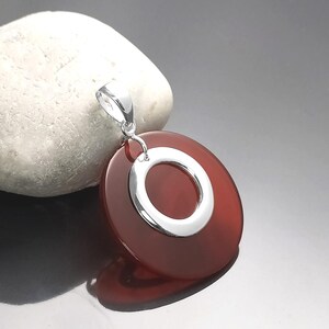 Colgante redondo rojo, plata de ley 925, discos de piedra de ágata roja, collar geométrico colgante moderno, joyería minimalista para mujer. imagen 3