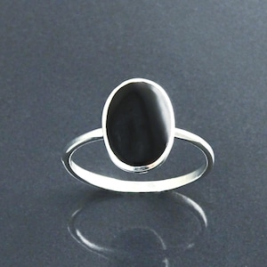 Vintage Sterling Silver Band Ring Oval Prong Set Black Onyx