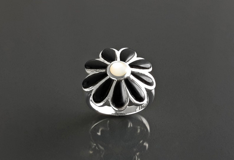 Bague marguerite noire, argent 925, pétales en nacre blanche et onyx noir, bague fleur, Anneau Floral, bijoux nature image 4