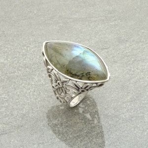 Bague Labradorite Argent 925 Filigrane Fleur Bague délicatement ouvragée et sertie d'une Labradorite Amande Bijoux Boho. Bague Boho. image 2