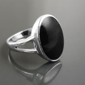 Ovale zwarte ring, sterling zilveren, platte ovale steen, echte onyx edelsteen, kleine alledaagse ring, moderne ring, minimalistische ring