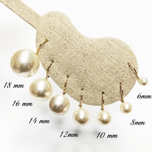 Pendientes colgantes de perla blanca clásica de KRAMIKE • Cierre de palanca chapado en oro atemporal de 6 a 18 mm • Ideales para bodas o uso diario • KE050