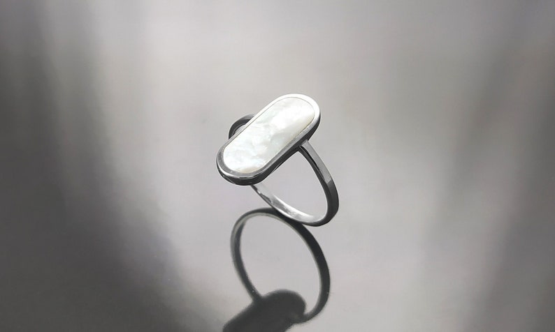 Bague Nacre Ovale Plate Argent 925, véritable Nacre Perlière ovale reflets irisés, bijoux pour tous les jours, style minimaliste moderne image 4