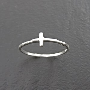 Bague Croix Latérale - Bague Croix Argent - Bague Empilable - Bijou Croix - Bijou Religieux - Bague Signe - Bague Rosette - Bague Crucifix