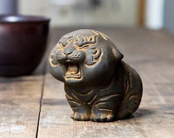 Casting Iron Cute tiger Statue,Iron Powder Roaring Tiger Metal Statue Ornament,Iron Powder Resin Mixed Sculpture Art Craft, Desk Decor Gift