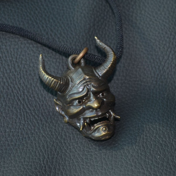 Pendentif masque Oni Noh Hannya fait à la main, pendentif en laiton et cuivre coulé diable Prajna Grimace, pendentif collier en corde noire pour hommes Grimace Fangs