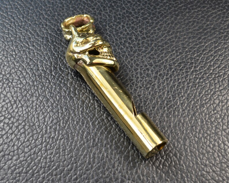 Lost Wax Casting Hand Polishing Brass Casting Copper One-eyed skull personalized Whistle EDC toy Car Key Keychain Whistle Necklace Pendant