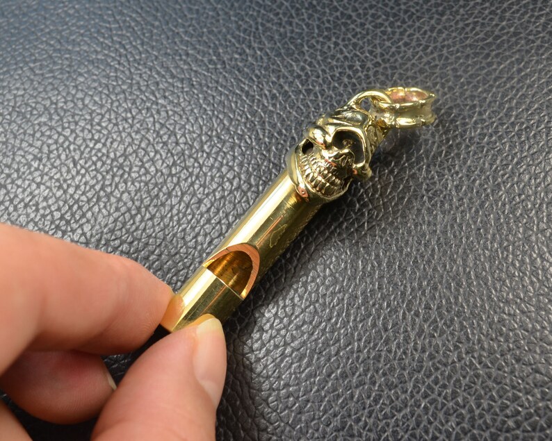 Lost Wax Casting Hand Polishing Brass Casting Copper One-eyed skull personalized Whistle EDC toy Car Key Keychain Whistle Necklace Pendant