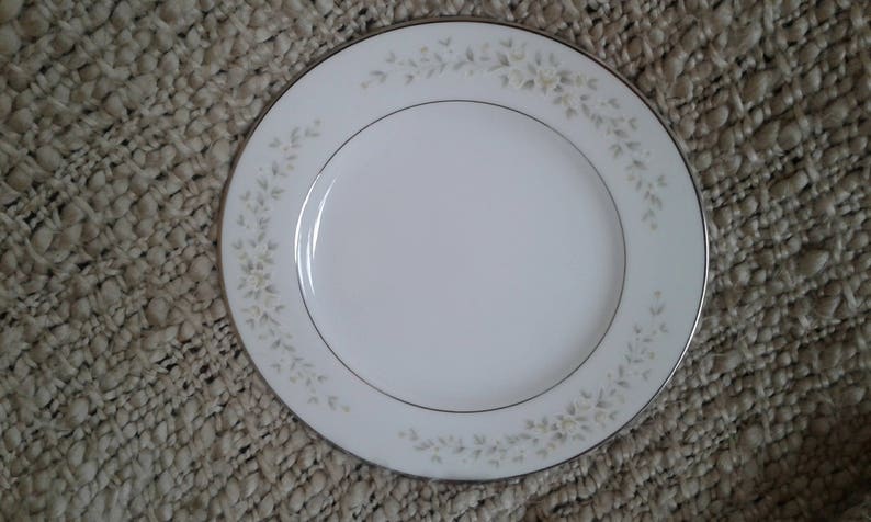 -- Set of Four Crown Victoria China CAROLYN Dessert Plates 4 6 58