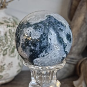 Esfera de ágata musgosa druzy: vetas de calcedonia azul, cristal curativo