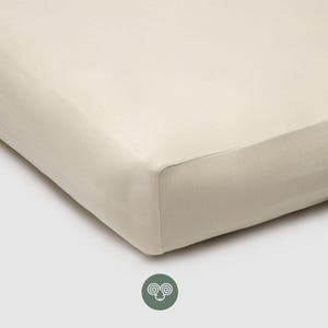 Peut inclure: Panneau en bois rustique avec l'inscription "Welcome to our home" en lettres blanches. Le panneau présente une finition vieillie et un design simple et accueillant.