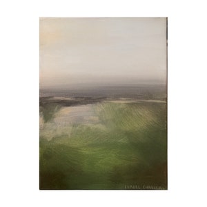 Puede incluir: Una pintura de paisaje original con una estética serena y minimalista. La obra presenta un degradado de colores, con un primer plano verde, un segundo plano gris oscuro y un cielo gris claro. La firma del artista, "ISABEL CHAVIER", es visible en la esquina inferior derecha.