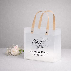 Op de afbeelding: Een set van drie keramische mokken met een gespikkelde, matte afwerking. De mokken zijn in de kleuren crème, lichtgrijs en donkergrijs. Elke mok heeft een eenvoudig, minimalistisch ontwerp en een afgeronde handgreep.