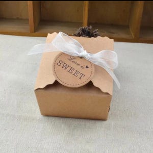 150 mini scatole per bomboniere in carta Kraft con nastro e cartellini "love is sweet" / Scatola per dolci, scatola per biscotti, scatola per cioccolatini / Scatole regalo per feste di fidanzamento