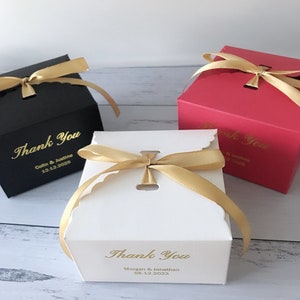 150 pezzi di carta kraft nera bianca rossa personalizzata confezione regalo in lamina d'oro / scatola di bomboniera per battesimo di festa di nozze / fetta di torta nuziale ciambella scatola di biscotti